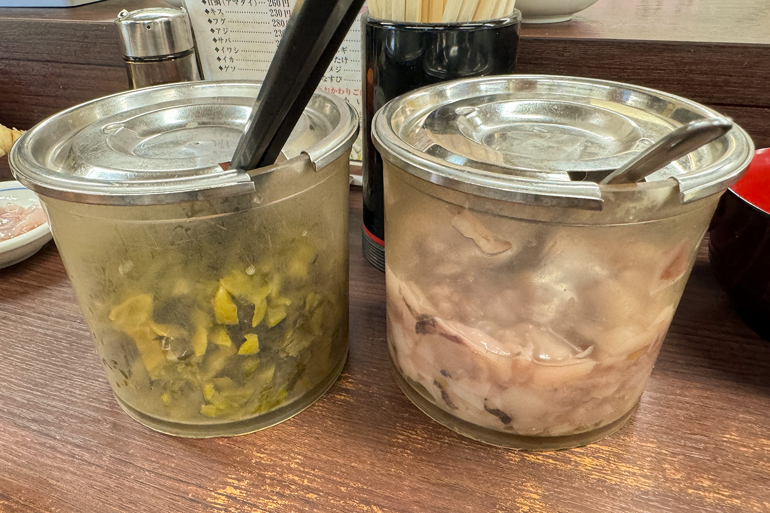 だるまの天ぷら定食 高菜の漬物とイカの塩辛