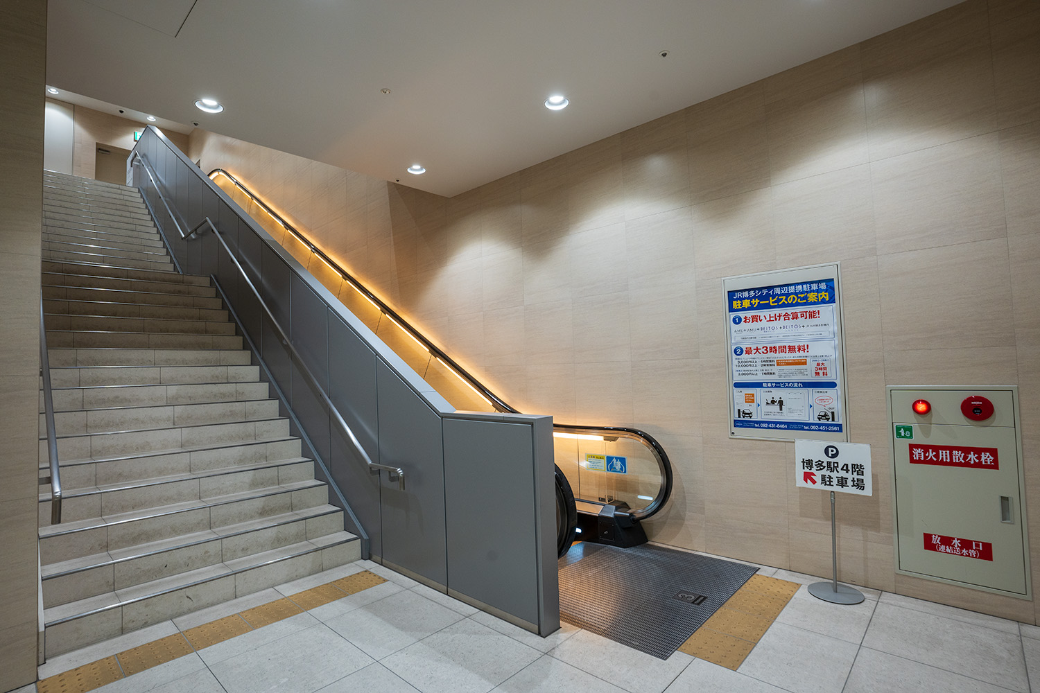 博多阪急3階から4階へ上がるエスカレーター