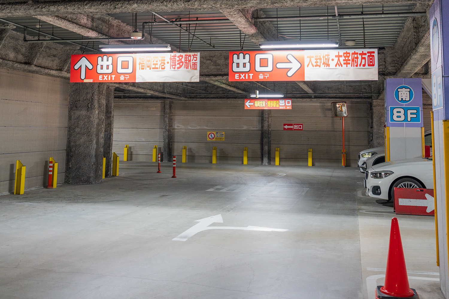 ヨドバシ博多 駐車場出口の案内板