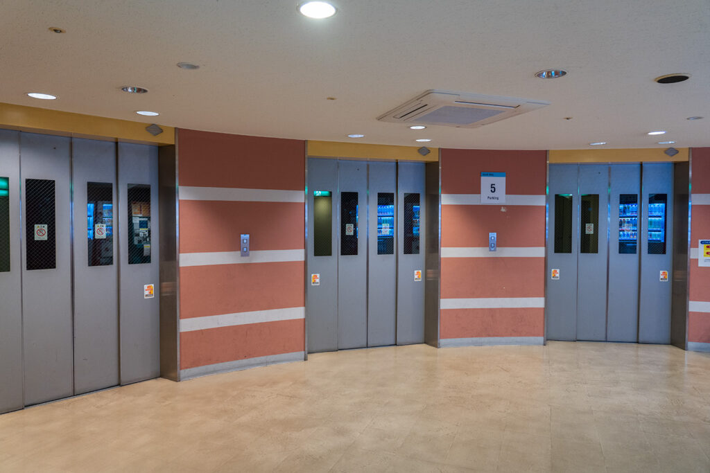 キャナルシティ博多 地上駐車場のエレベーター
