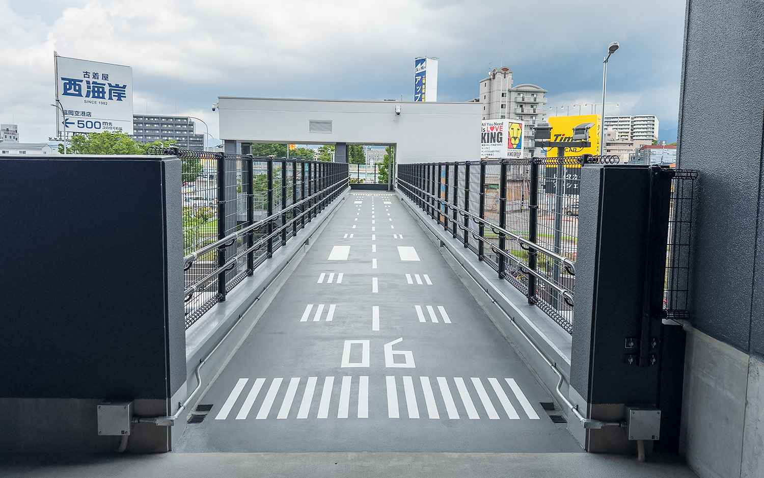 福岡空港 国内線駐車場 3階から駐輪場への連絡通路