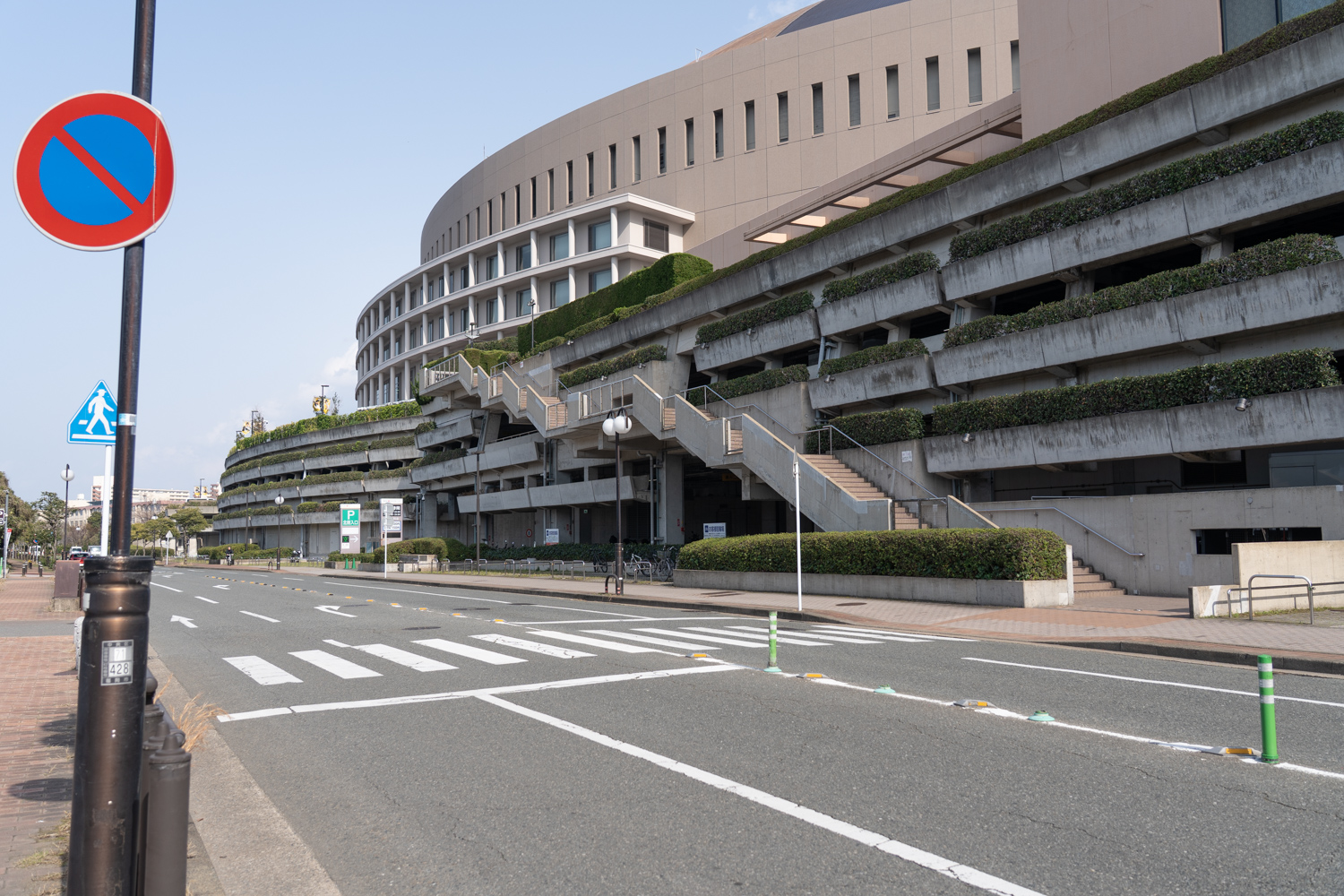JQパークス地行浜第1 からドームへの行く階段