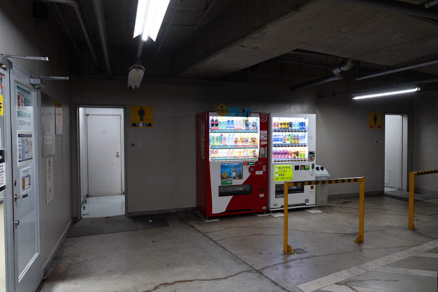 エルガーラ地下駐車場 福岡大丸側 トイレとドリンク自販機