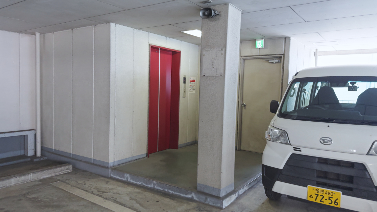 博多祇園駐車場 エレベーターと階段