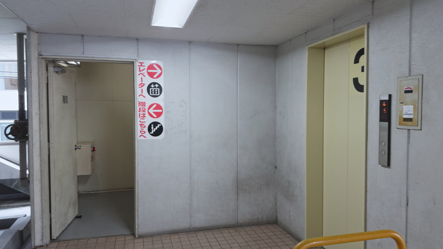 八百治駅4駐車場 エレベーターホール