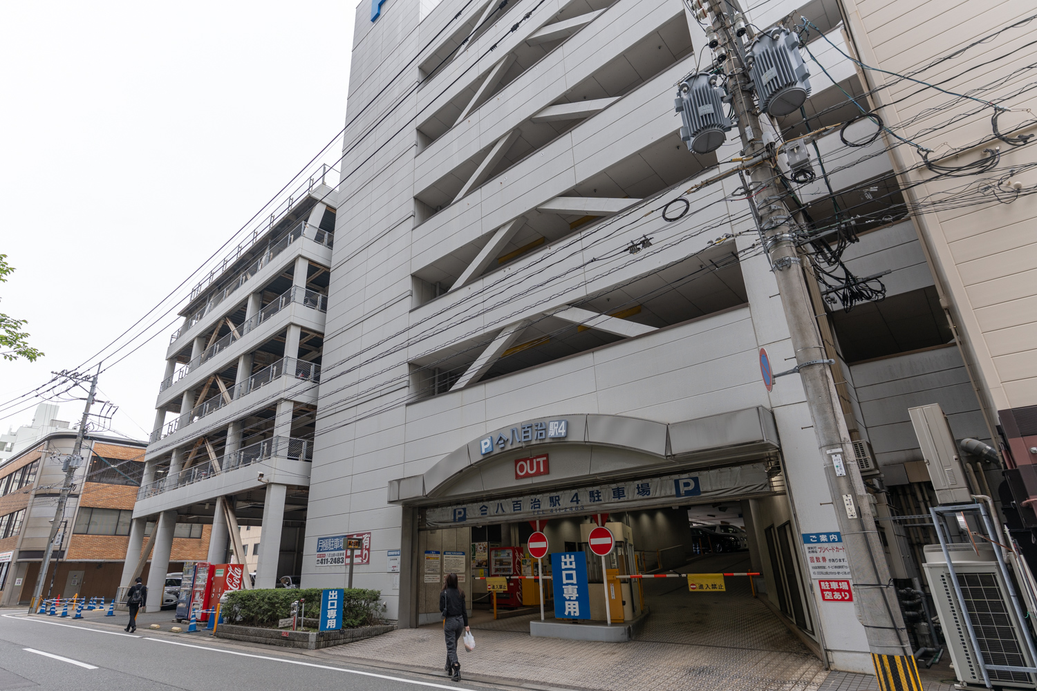 八百治駅4駐車場 出口