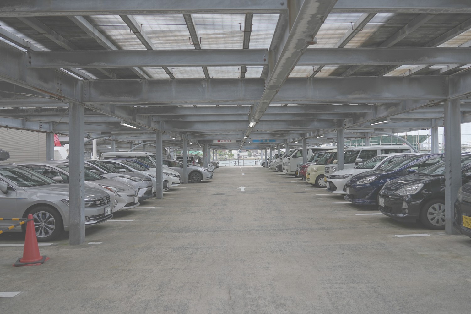 駐車場の内部です。