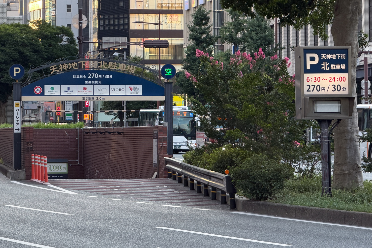 天神地下街北駐車場の入口と駐車料金