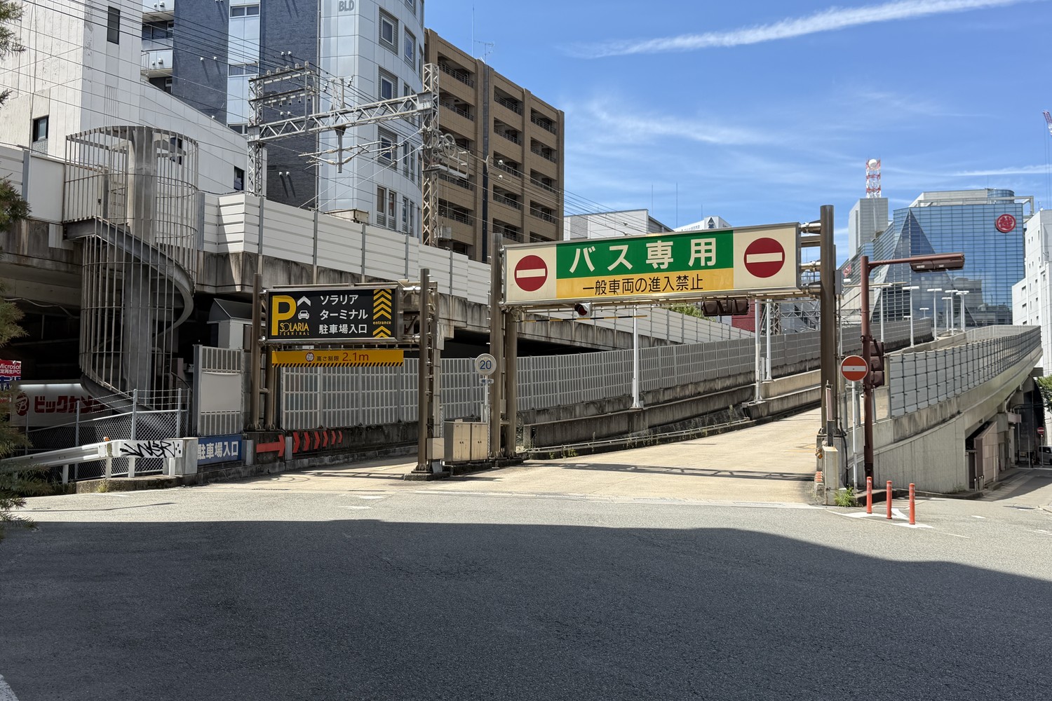 入口(バス専用の左側)