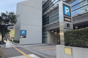 アクロス福岡駐車場の建物外観・入口看板