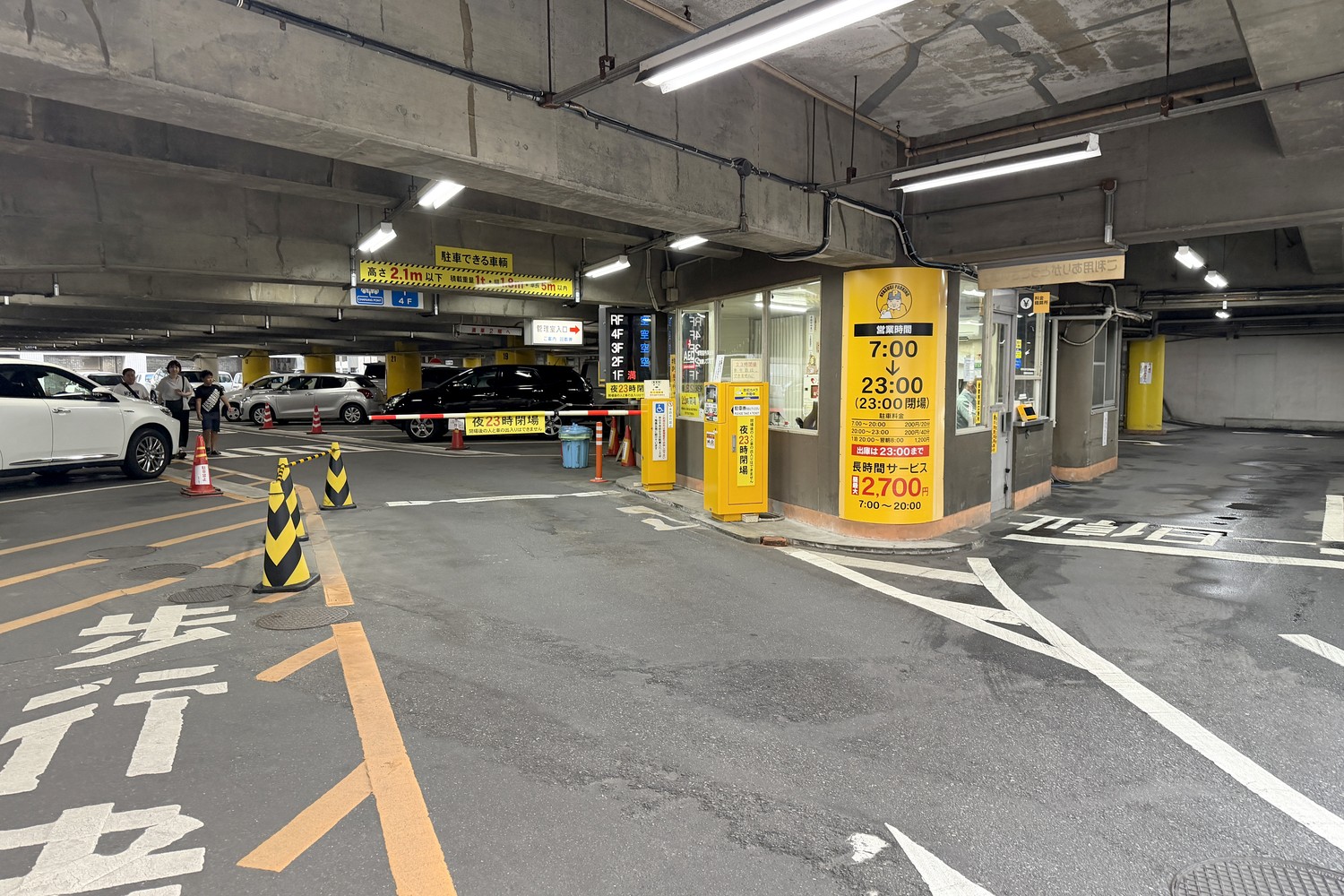場内の出入口