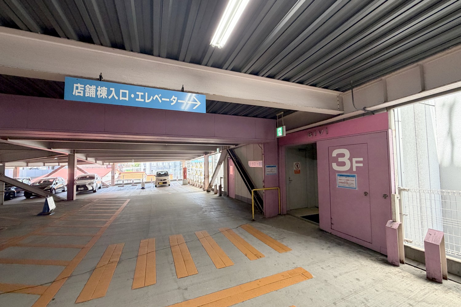 3階店舗様入口・エレベーター案内