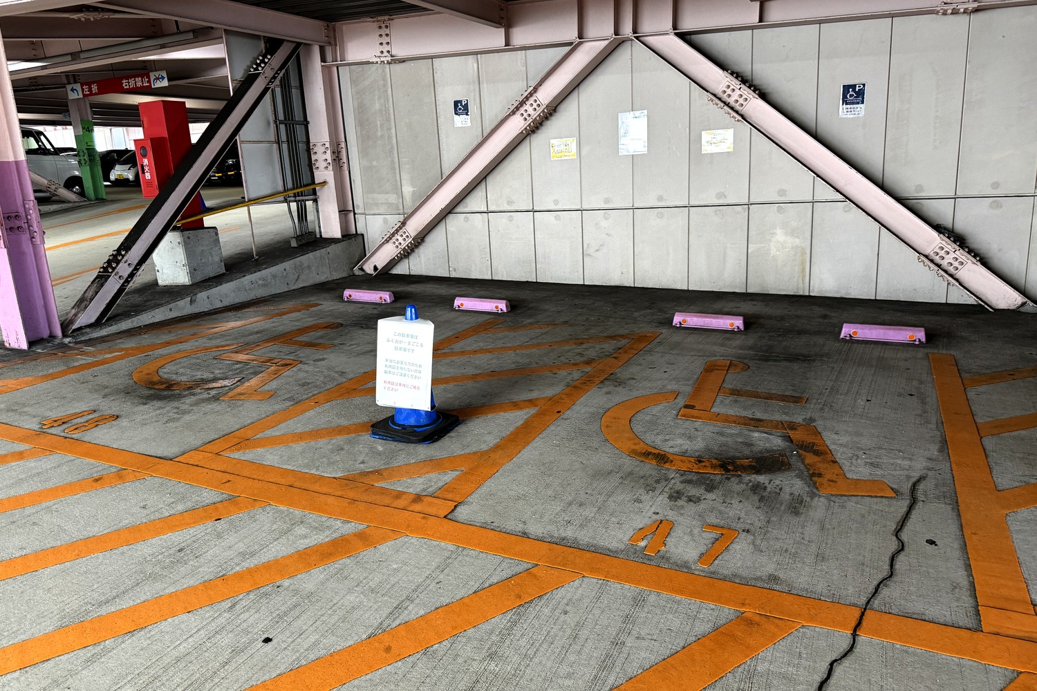 駐車場内フロアの様子1