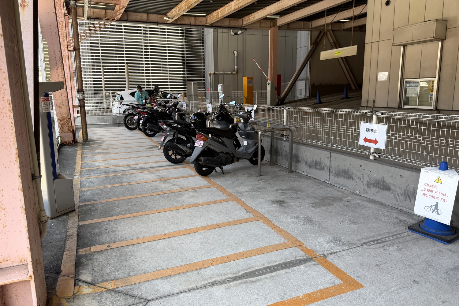 バイク駐輪エリア1