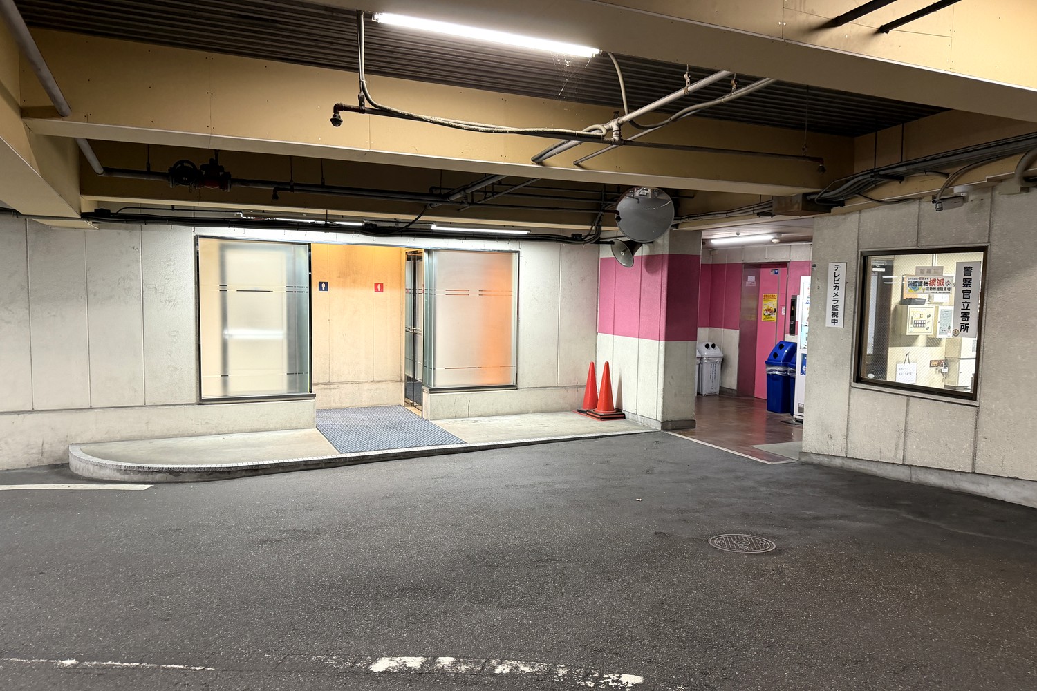 1階エレベーターホールとトイレ