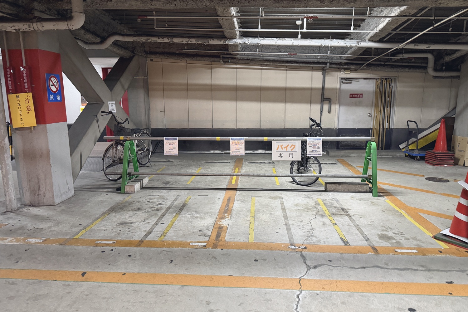 場内の自転車・バイクスペース