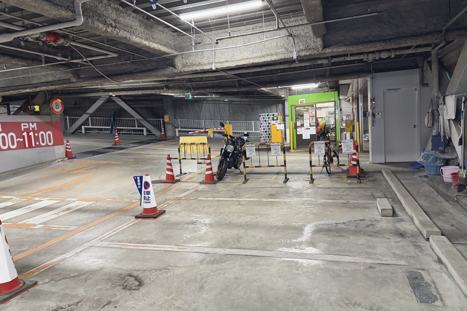 入口とバイク駐輪場