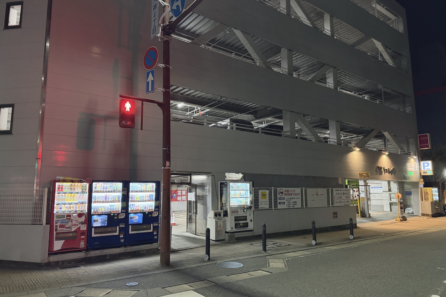 人の出入口(左)と車両出入口(右)