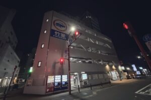 竹堂パーキングの建物外観・夜景