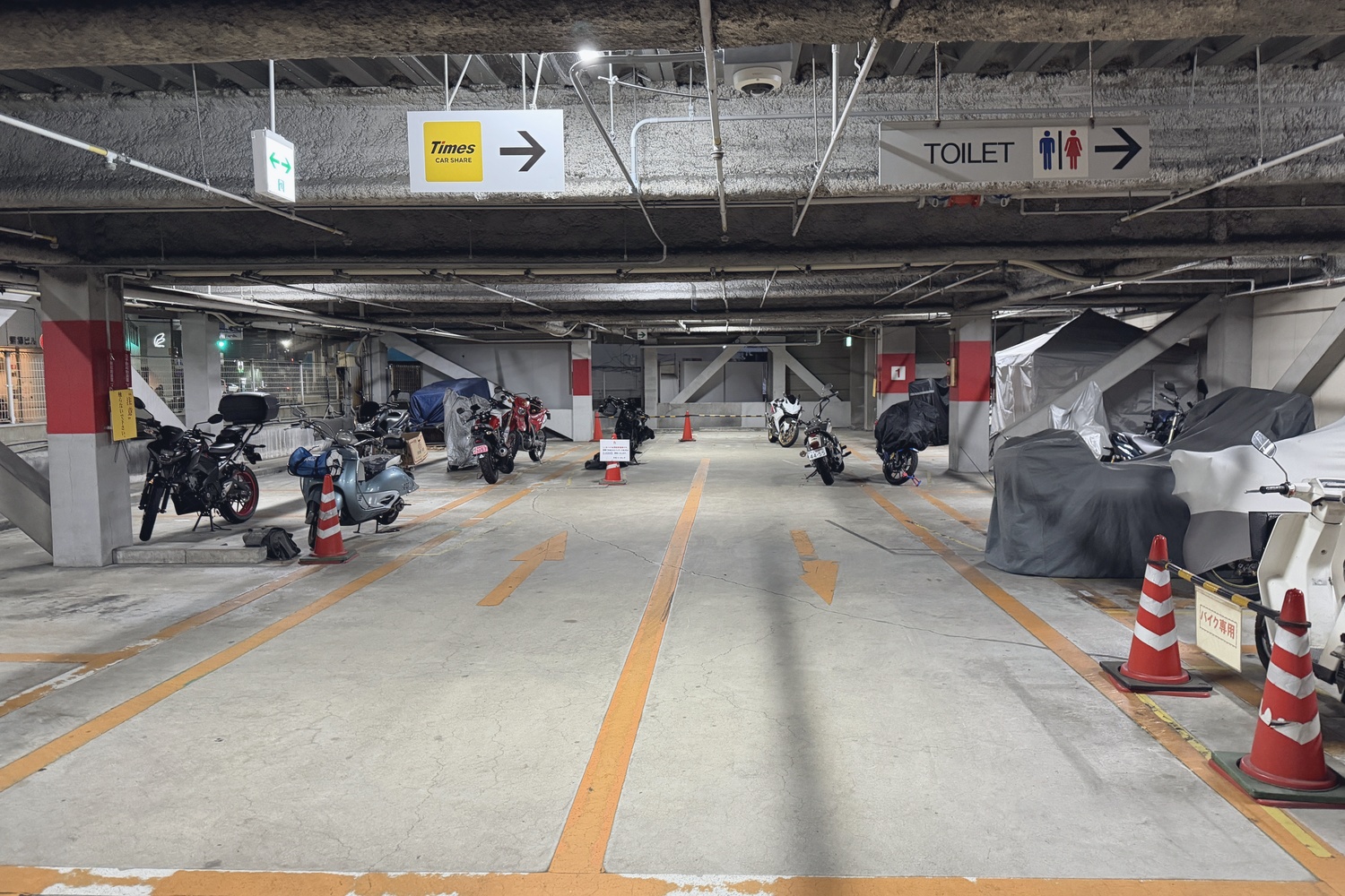 場内のバイク駐輪スペース