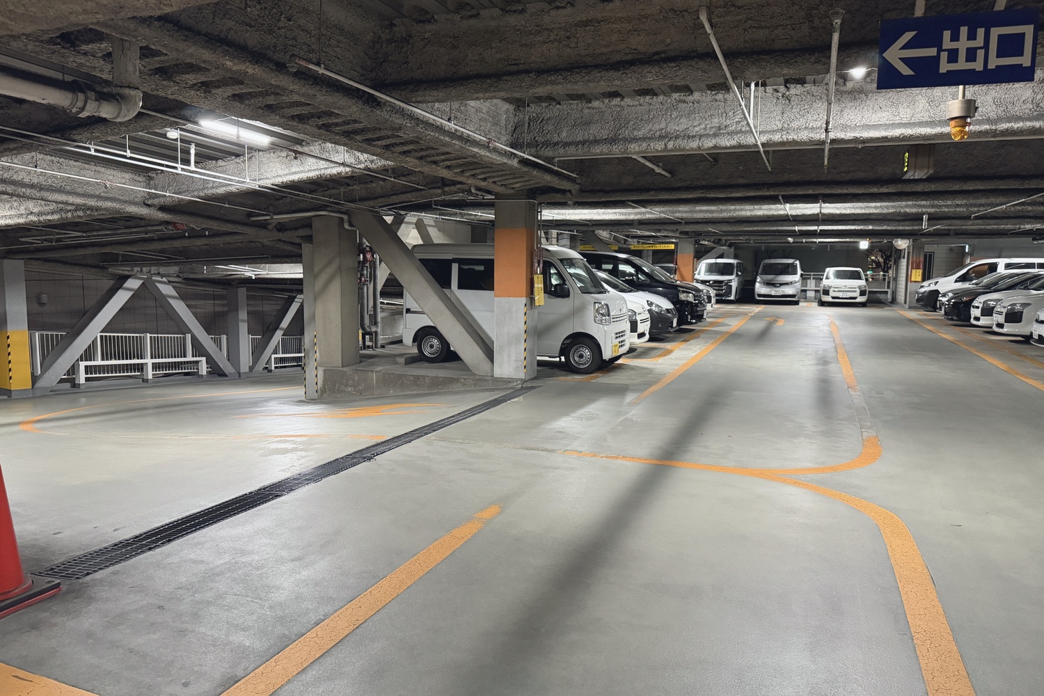 1階からのスロープと駐車エリア