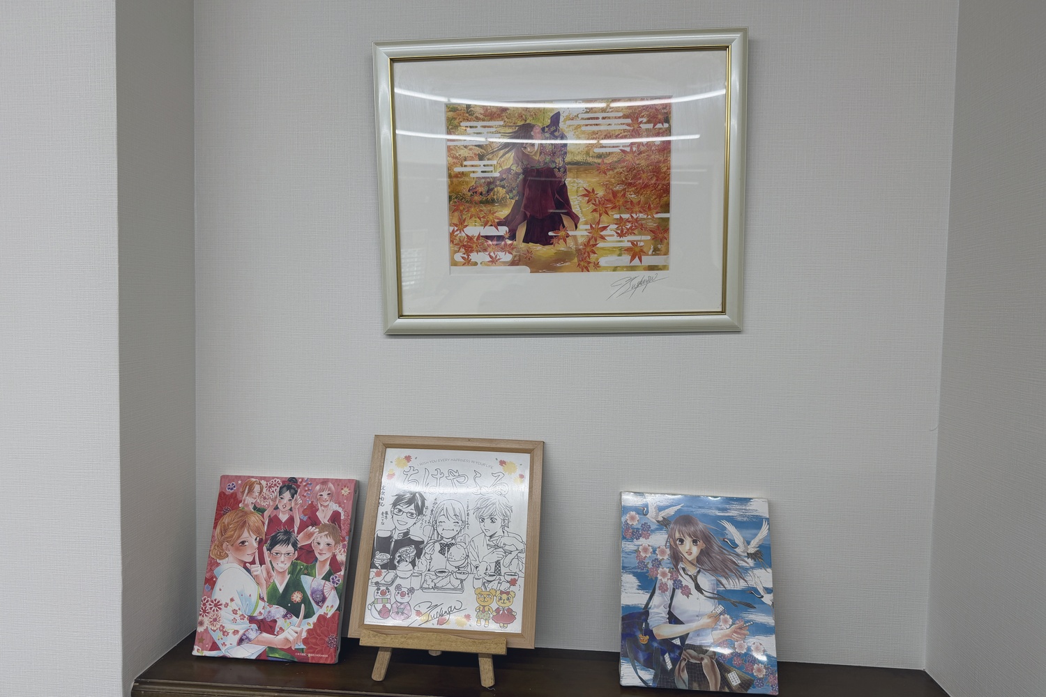 棚に並ぶサイン色紙