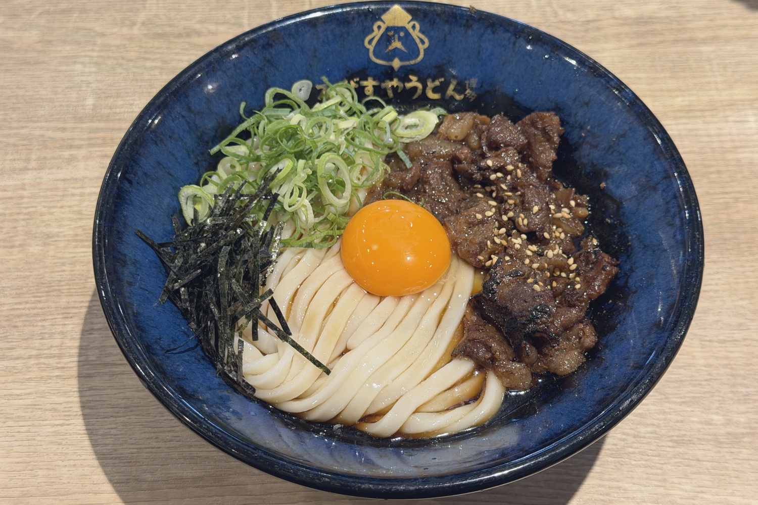 看板メニューのカルビぶっかけうどん