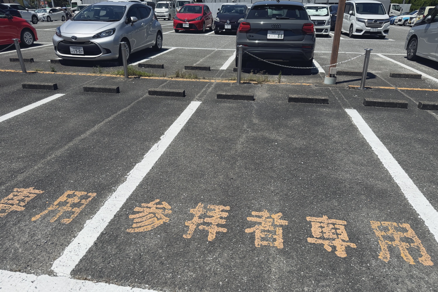 参拝者専用駐車スペース(駐車の際はご注意ください)