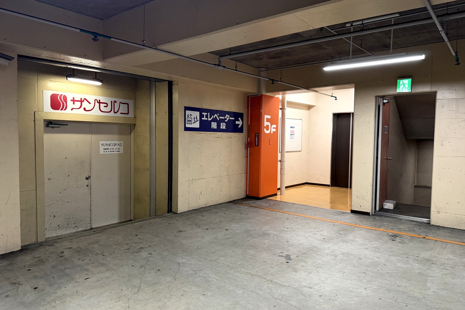 隣接ビル(サンセルコ)への連絡扉とエレベーター