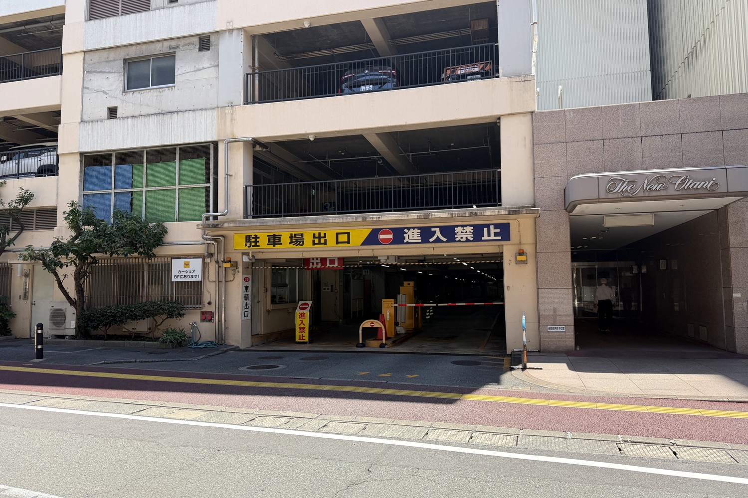 出口(一方通行の案内)