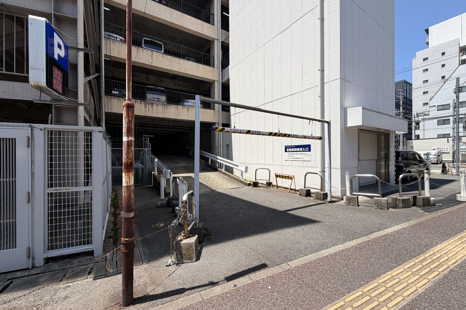 月極駐車場の入口(一般利用不可)