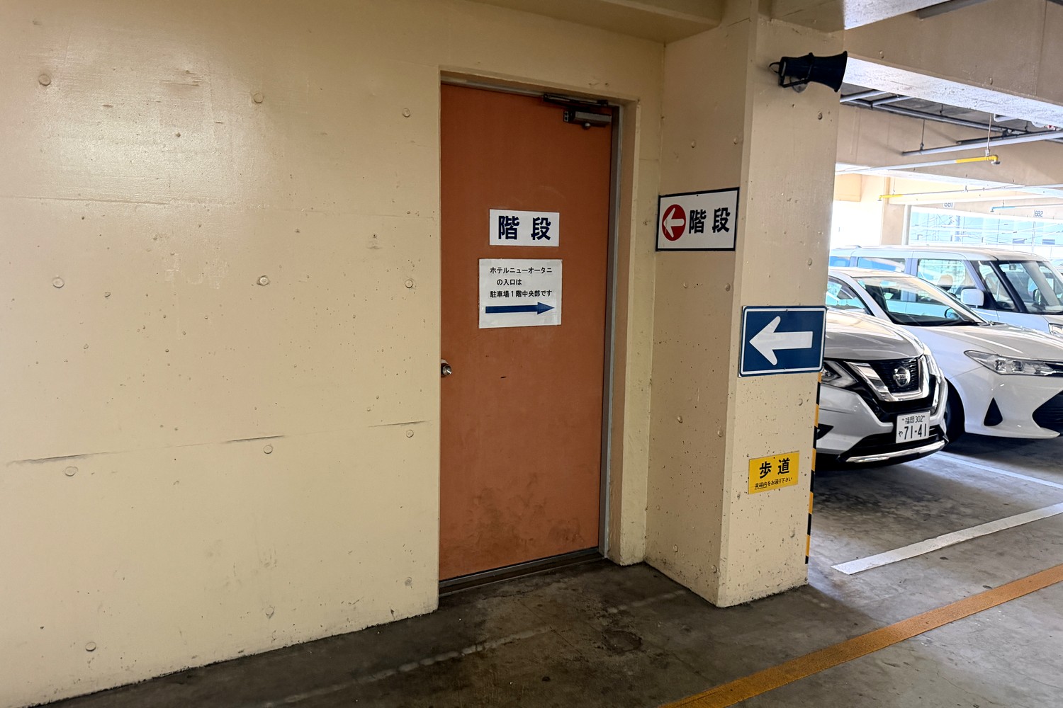 東側階段の入口