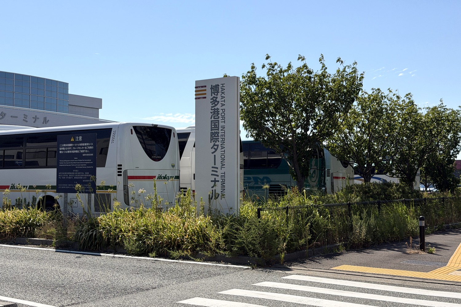 ターミナル建物・案内標識、駐車場の入口