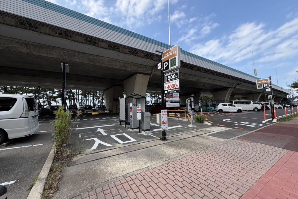 JQパークス地行浜高架下 入口の様子
