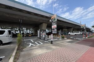 JQパークス地行浜高架下 入口の様子