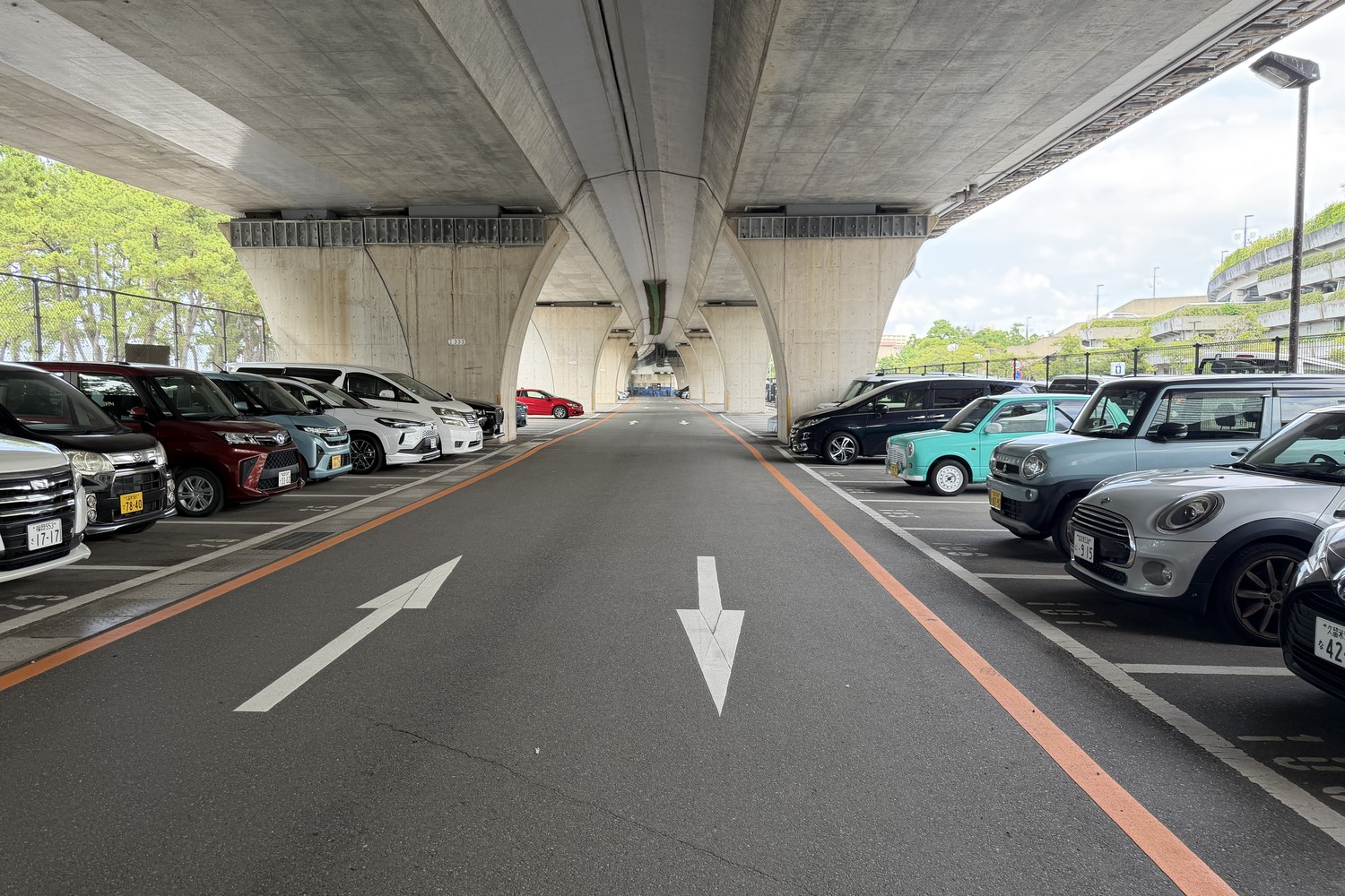 高架下の駐車区画