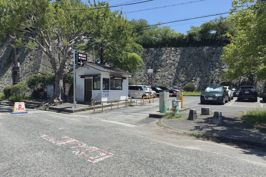 舞鶴公園第1駐車場の駐車場入口外観