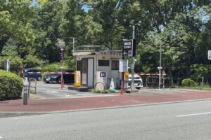 舞鶴公園第2駐車場の駐車場出入口外観