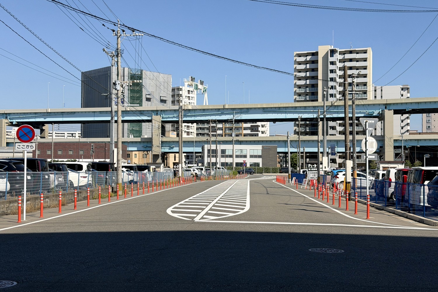 第2駐車場と第3駐車場の間の道路。それぞれに入口があります