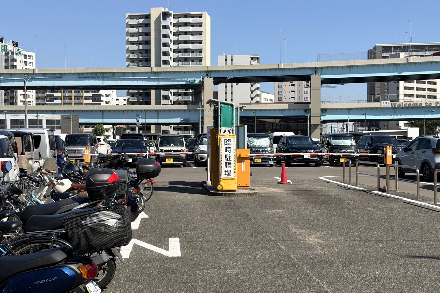第2駐車場の入庫ゲート。日によって臨時の駐輪場として使われることがあります