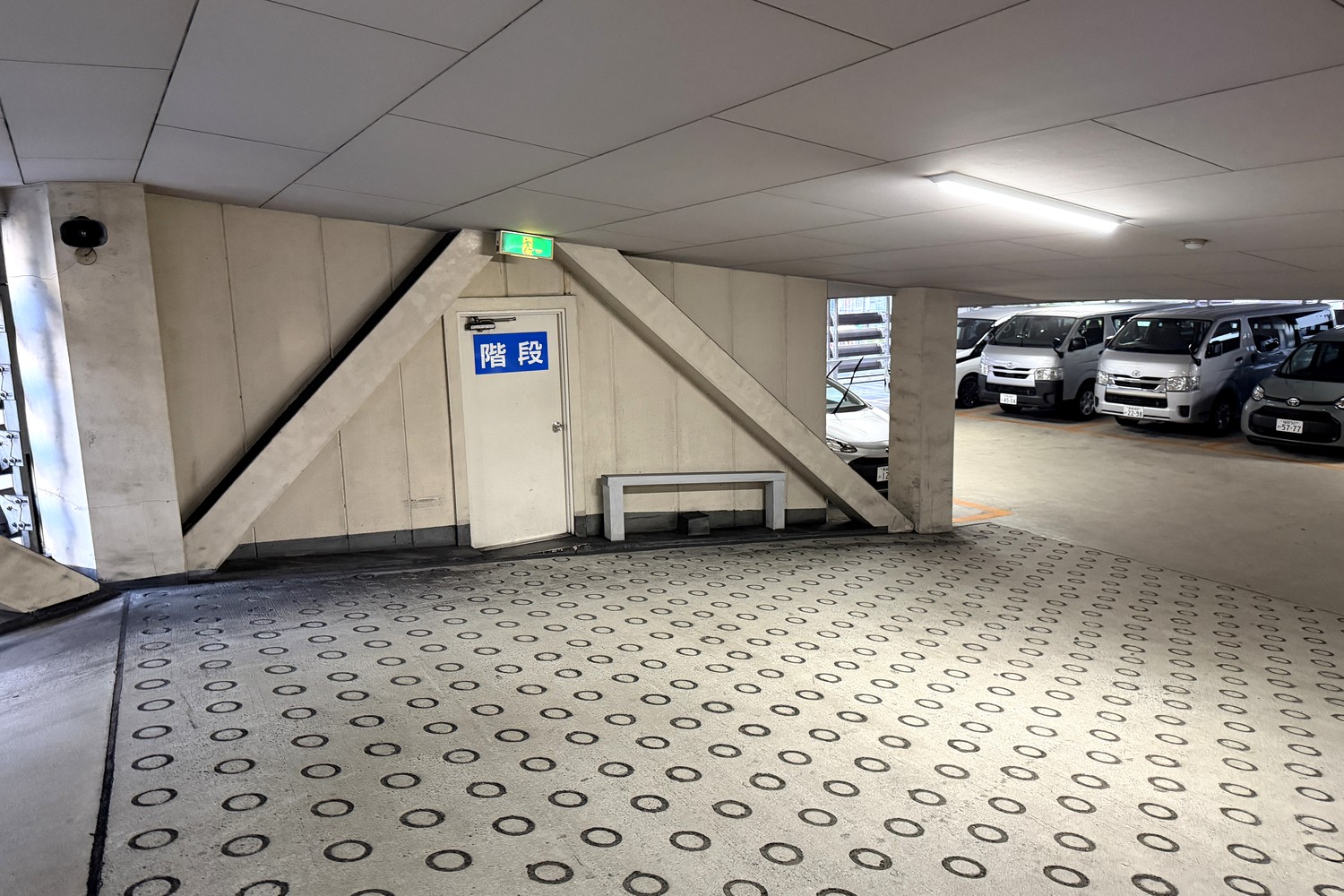 階段案内とスロープ