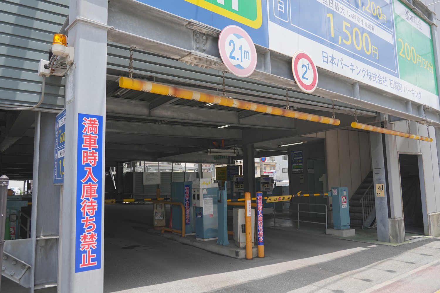 左側が入口で、奥が出口です