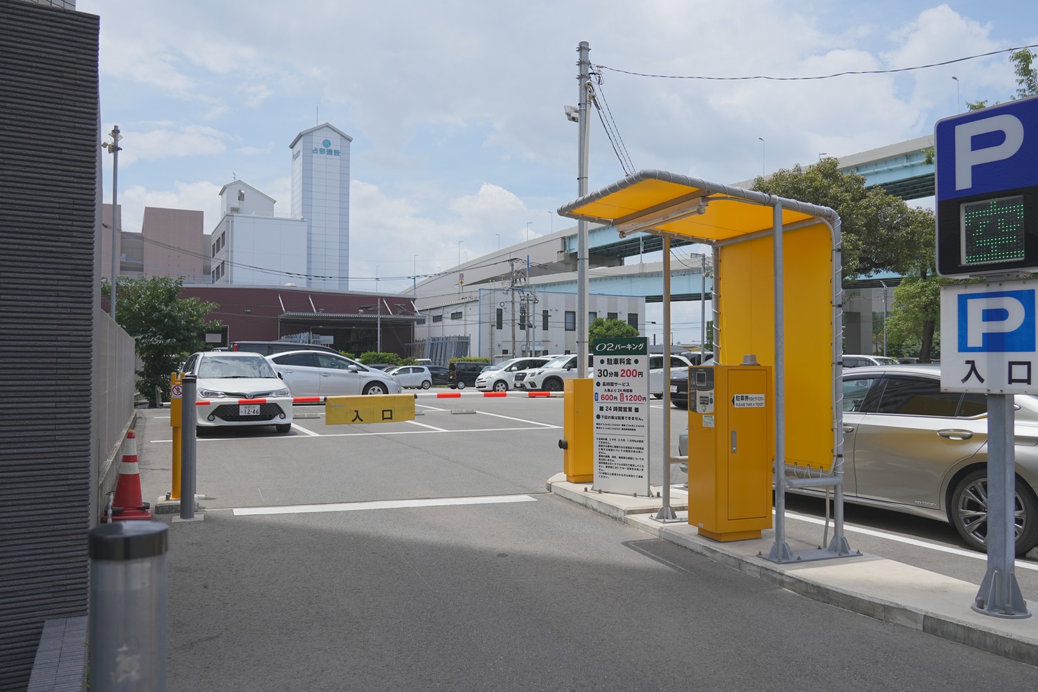 東側の入庫ゲート(入口)