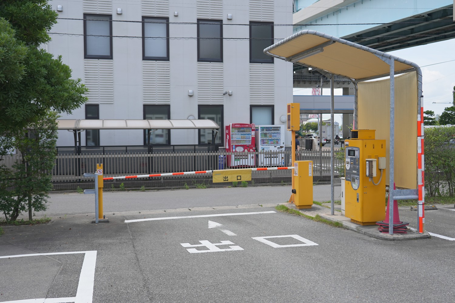 西側の出庫ゲート(出口)