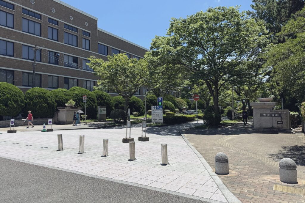 大濠公園有料駐車場の入口広場