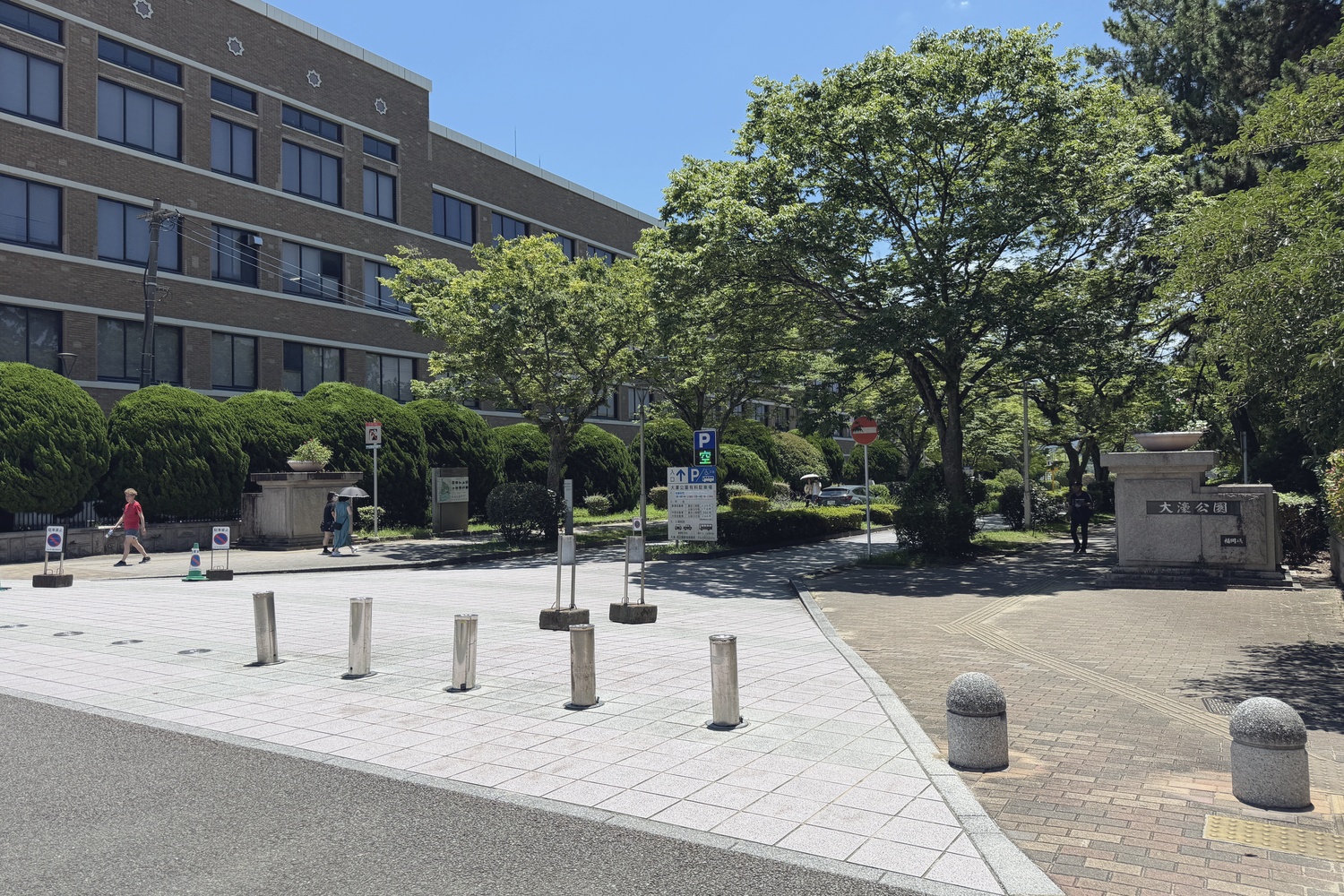 大濠公園有料駐車場の入口広場