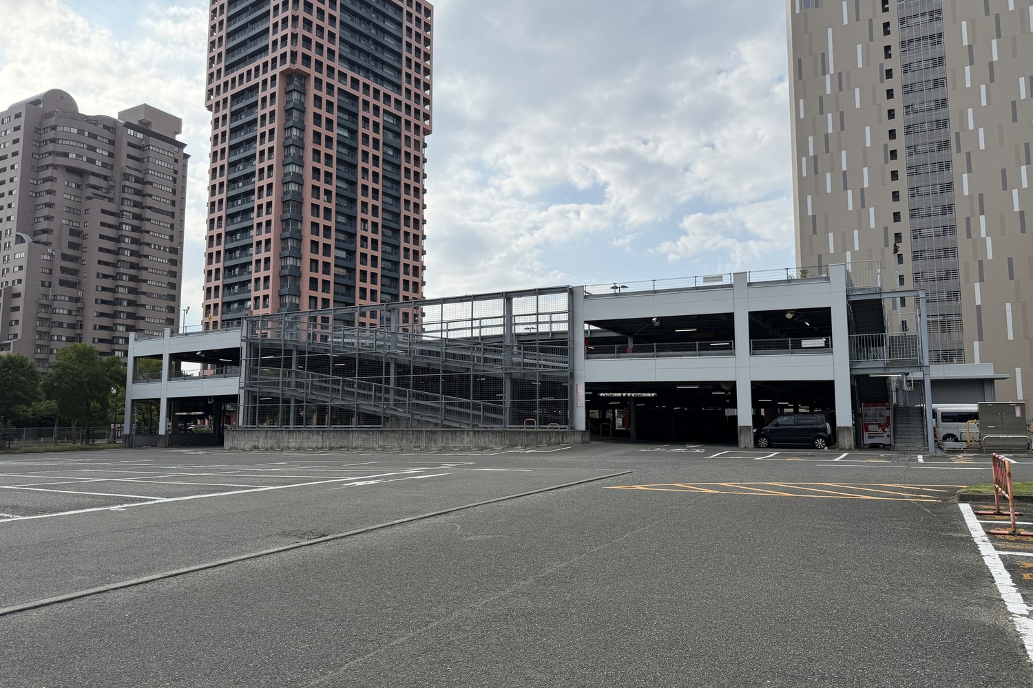RKB駐車場の建物外観