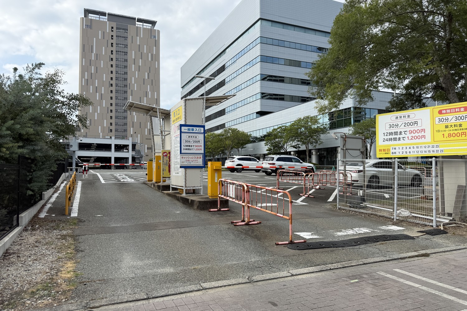 RKB駐車場の南側進入路