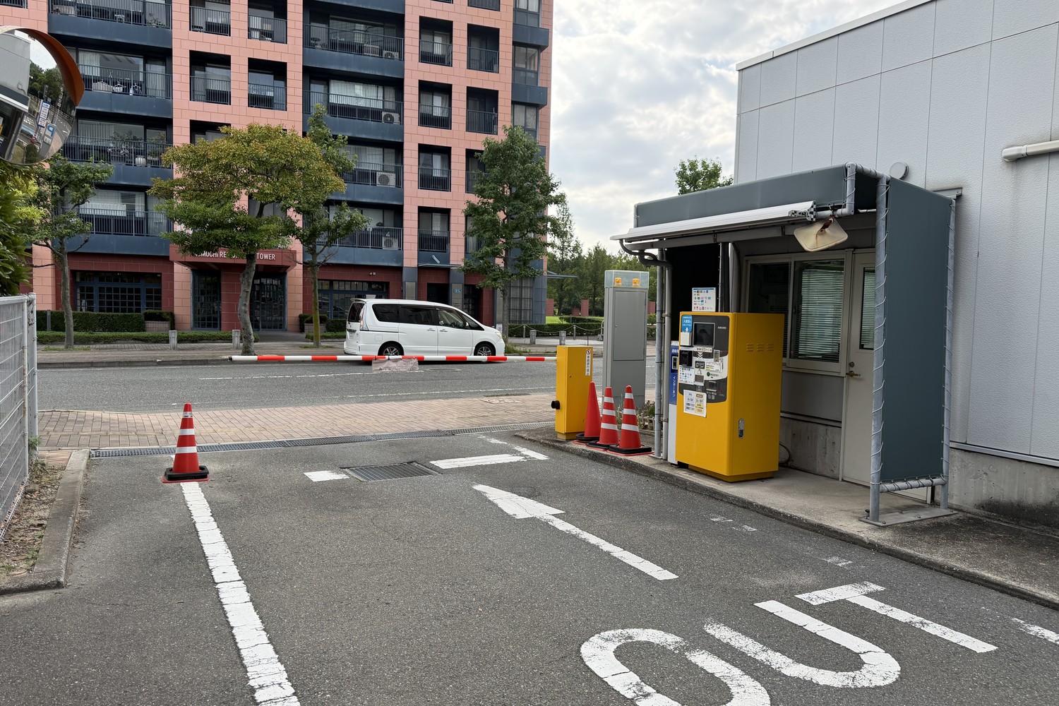 RKB駐車場の西側出口