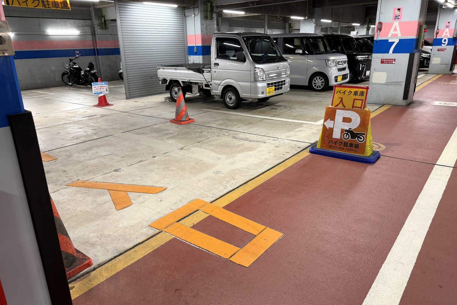 バイク駐車場の入口
